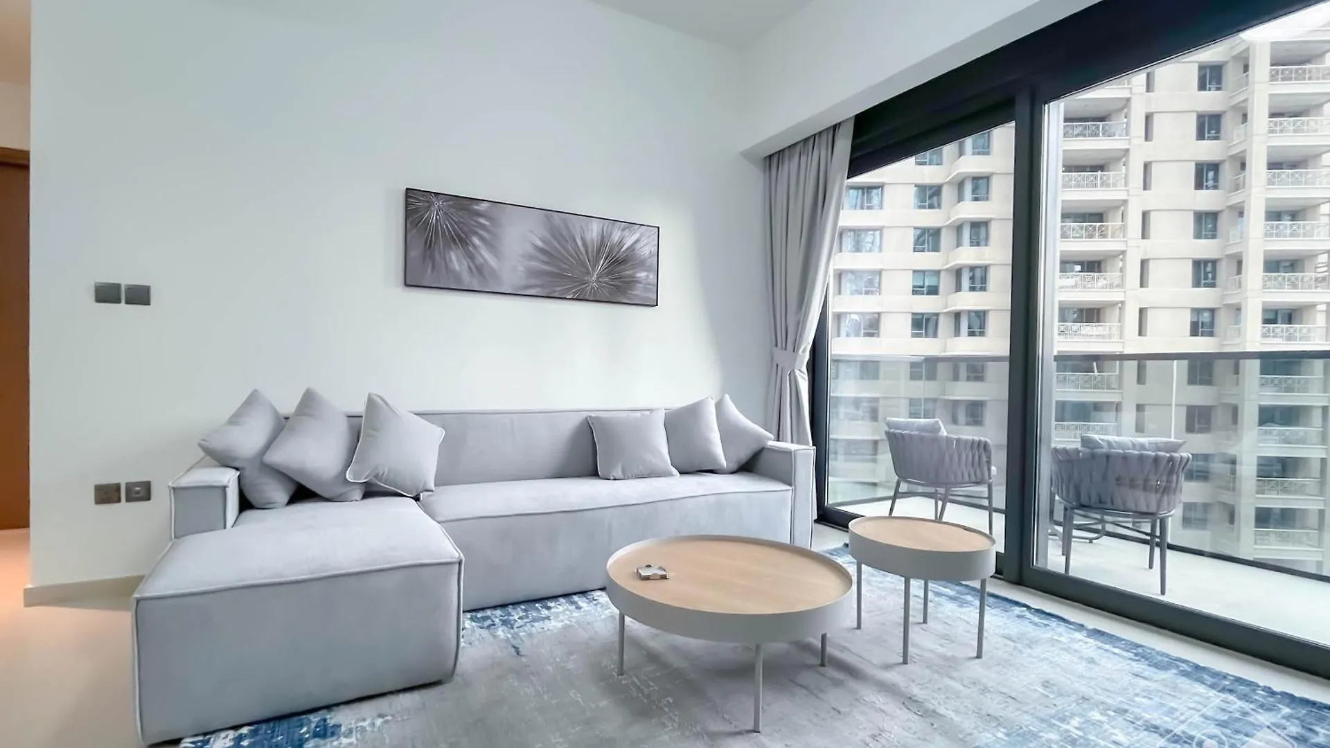 Luxurious 1B With Breathtaking Views Downtown location
